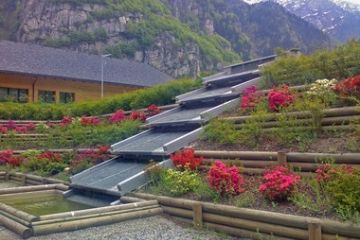 Esterno - Fiori con cascata