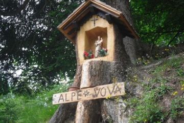 All'ingresso dell'Alpe una bellissima opera d'arte di montagna (foto Falcioni C.)